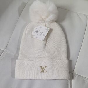 Fashionable pomp pom hat